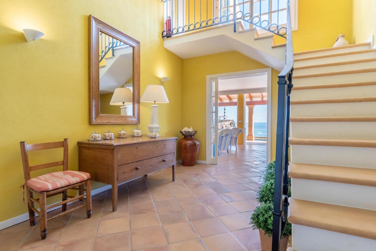 Villa Front A Far